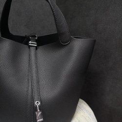 本革キューブバッグ　トートバッグ　ハンドバッグ　M サイズ　馬チャーム付き 4枚目の画像