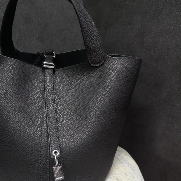 本革キューブバッグ　トートバッグ　ハンドバッグ　M サイズ　馬チャーム付き 4枚目の画像