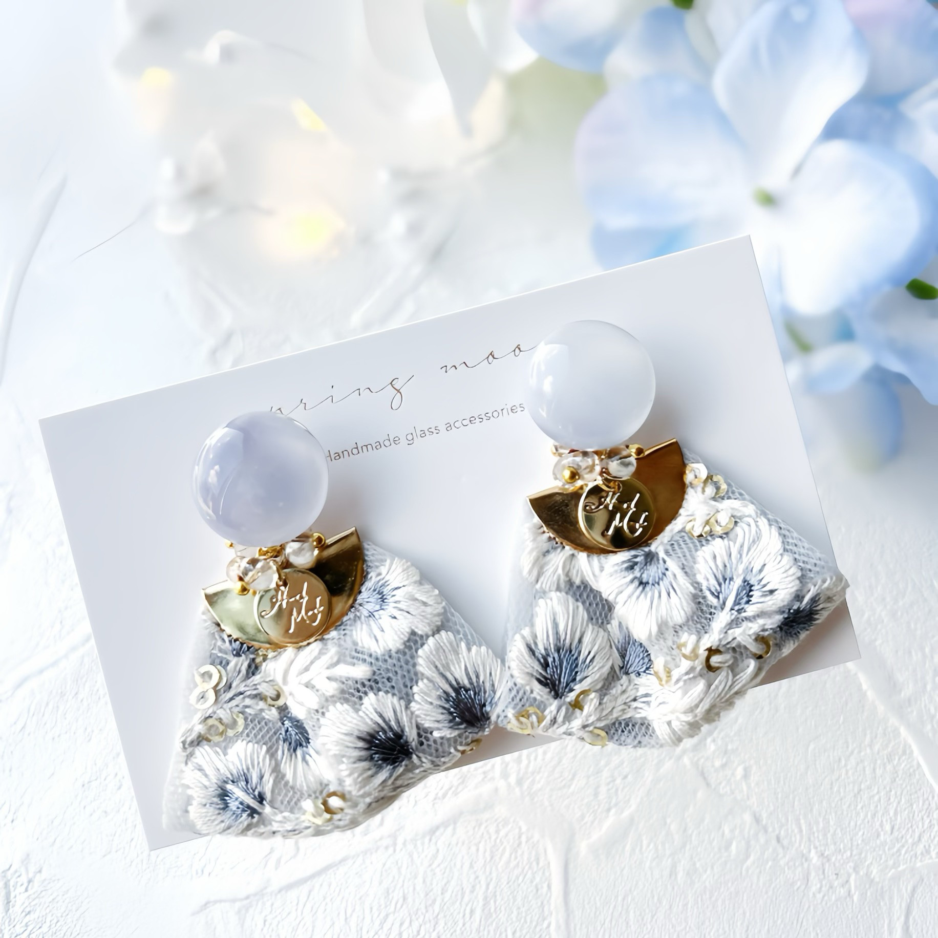 2way インド刺繍タッセルのガラス耳飾り-紫陽花シリーズ-"ice gray"