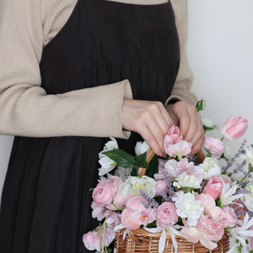 ピンクのチューリップ入り バスケットブーケ ブートニア付き アーティ