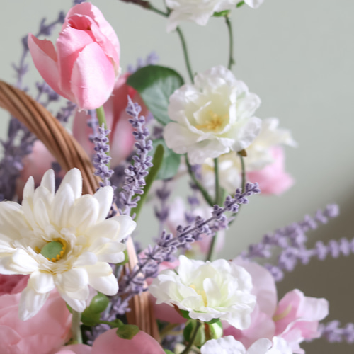 ピンクのチューリップ入り バスケットブーケ ブートニア付き アーティ