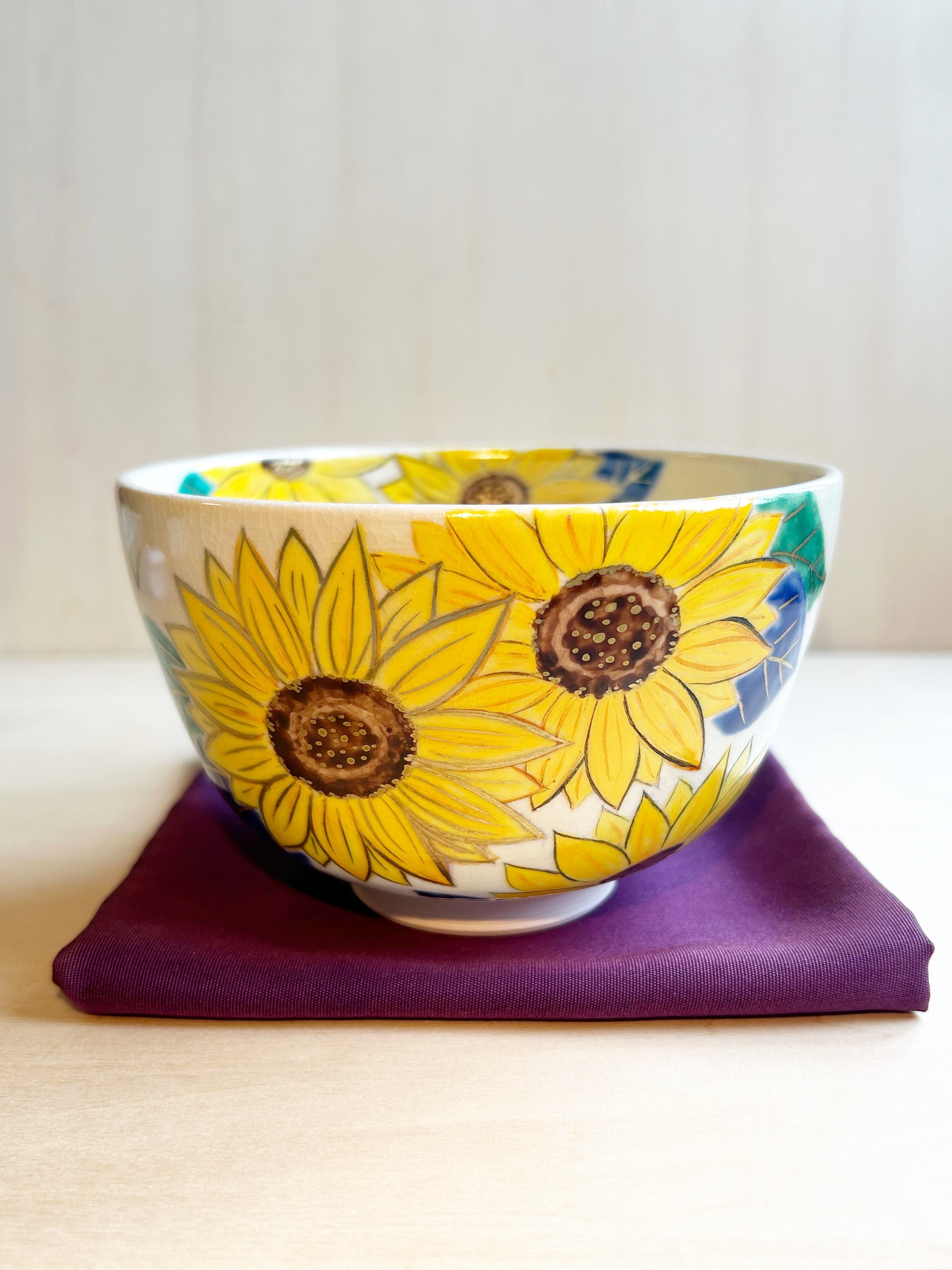 京焼　現代作家造　美術抹茶茶碗　在印　金彩色絵　葵の図　平茶碗　夏茶碗　茶道具