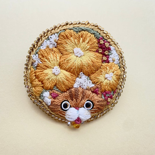 お花畑のねこちゃんブローチ （猫 黄色花ブローチ） ブローチ ⅡяIBANA 