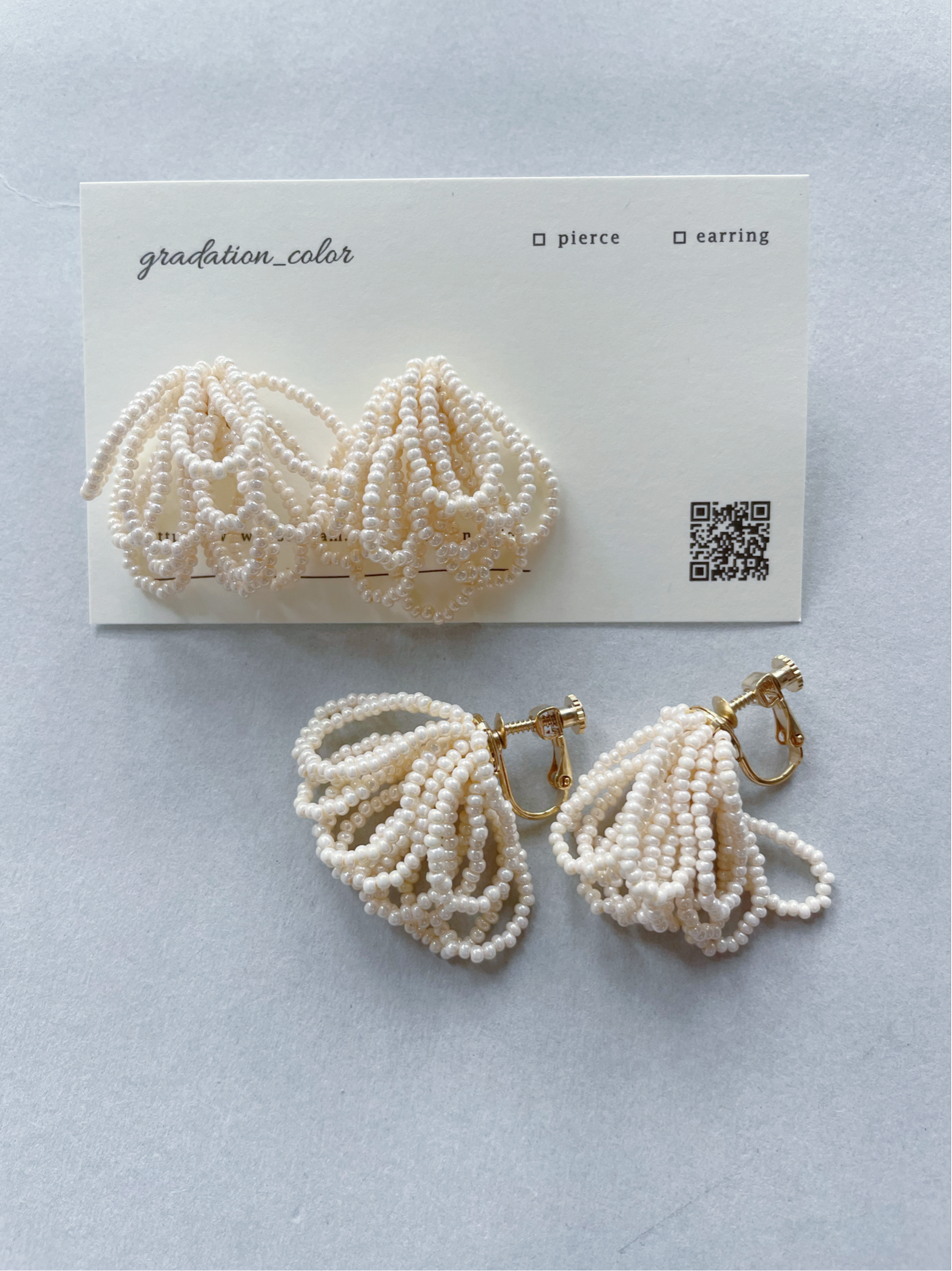 ピアス　白いカボチャ風陶器ビーズと黄色いフラワービーズ　イヤリング交換可 ビーズ刺繍 ボタンカットビーズのお花ピアス イエロー | maplesound