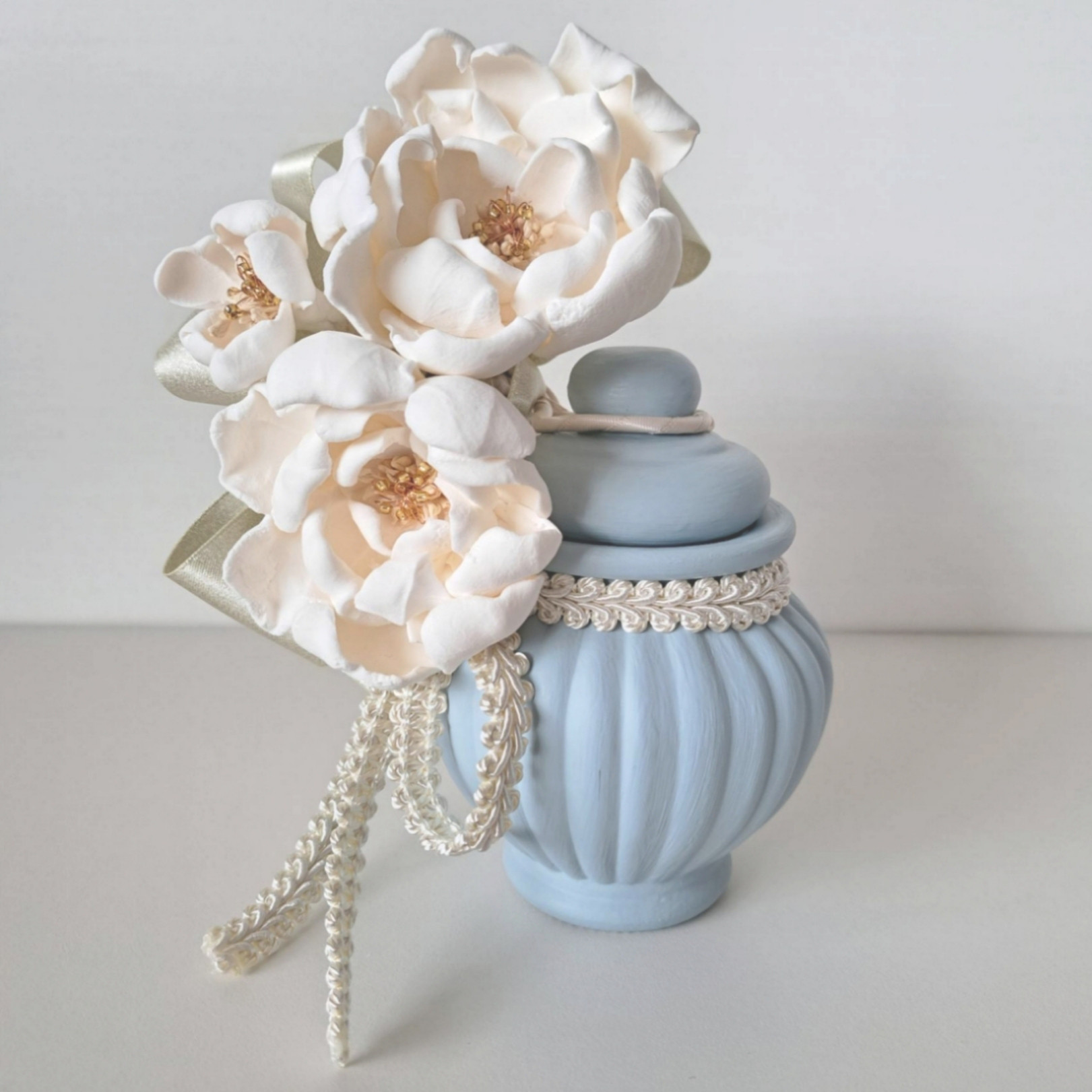 1.5寸サイズ ラウンド 白い花のペーパークレイ & ブルーグレーの壷 インテリア骨壺 手元供養 骨壷 骨壺 シャビー