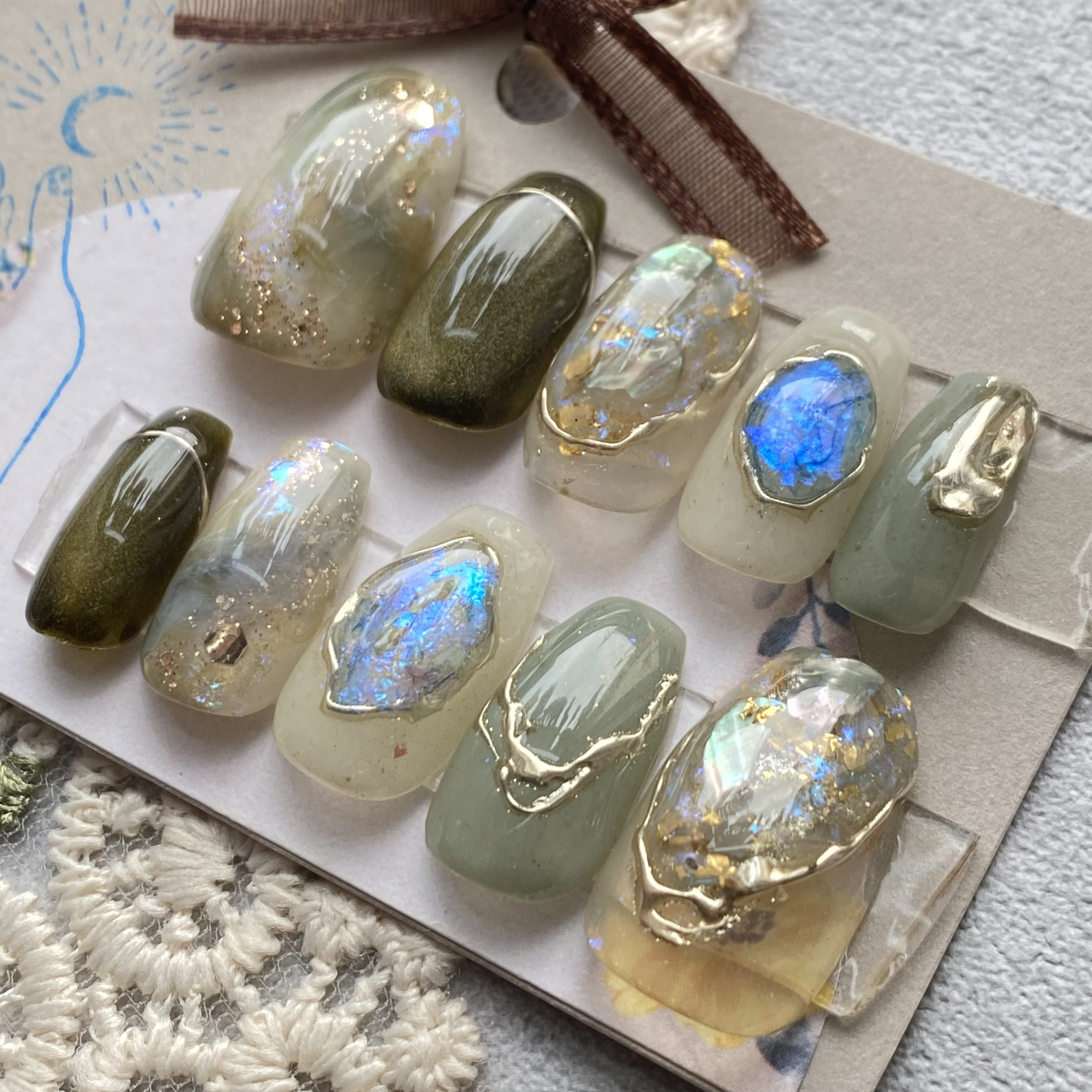 サイズオーダー】淡色グリーンのうるきらニュアンスネイルチップ  