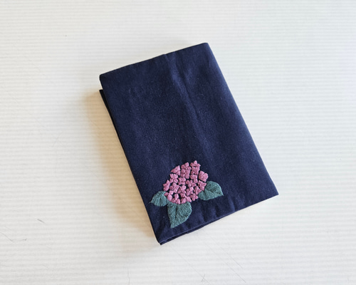 アリア　ARIA　布製のブックカバー　３点セット　刺繍　新品未開封 受注製作】手刺繍のブックカバー『三日月』 | iichi 日々の暮らしを