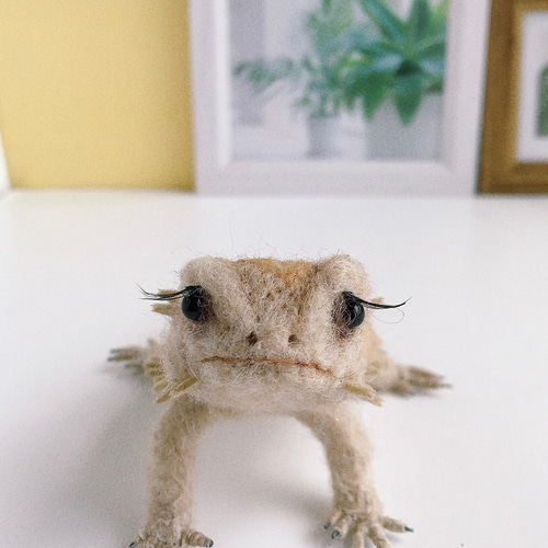 お目々パッチリ 羊毛フェルトでフトアゴヒゲトカゲ 羊毛フェルト 羊毛