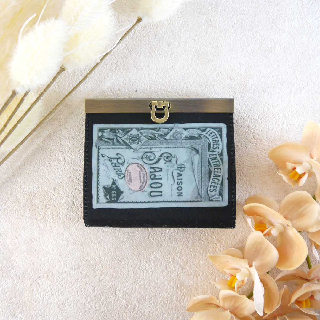 がばっと開くじゃばらで見渡しやすいカードケース　アンティーク柄　黒　Sewing