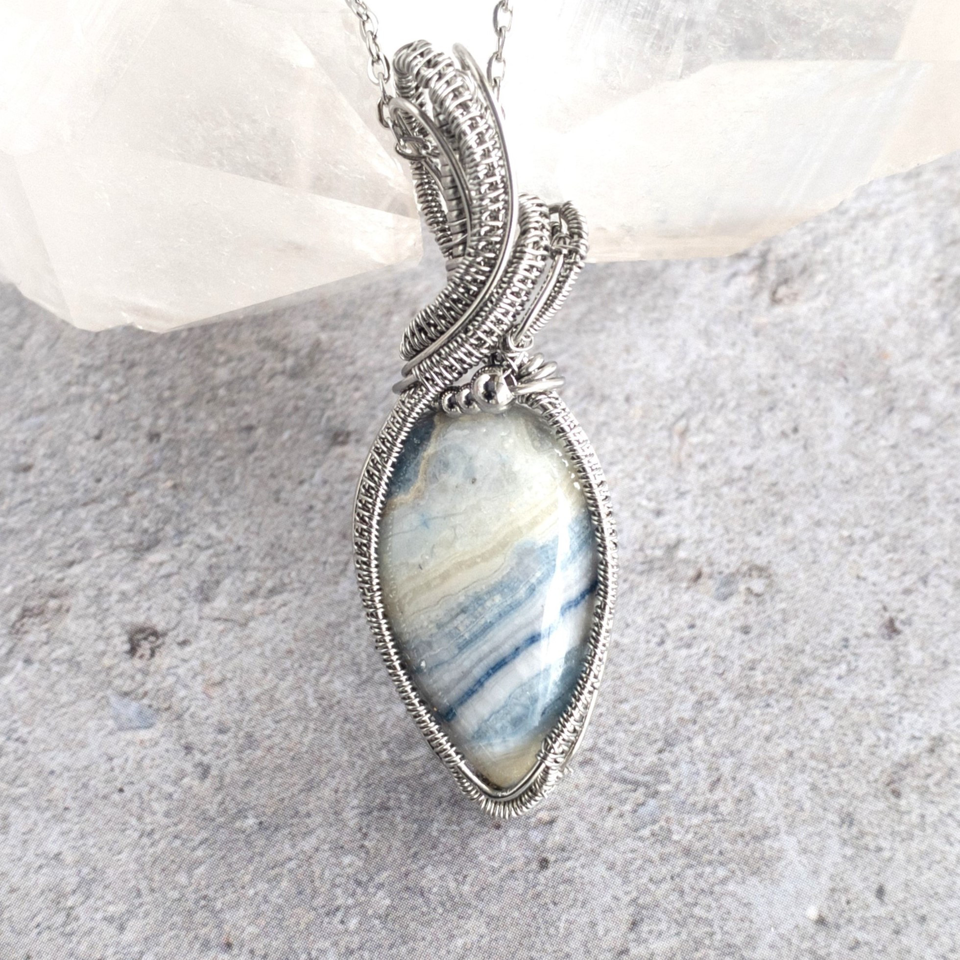 ＜ブルーシェーライト＞ ストリームライン ペンダント（サージカルステンレス）