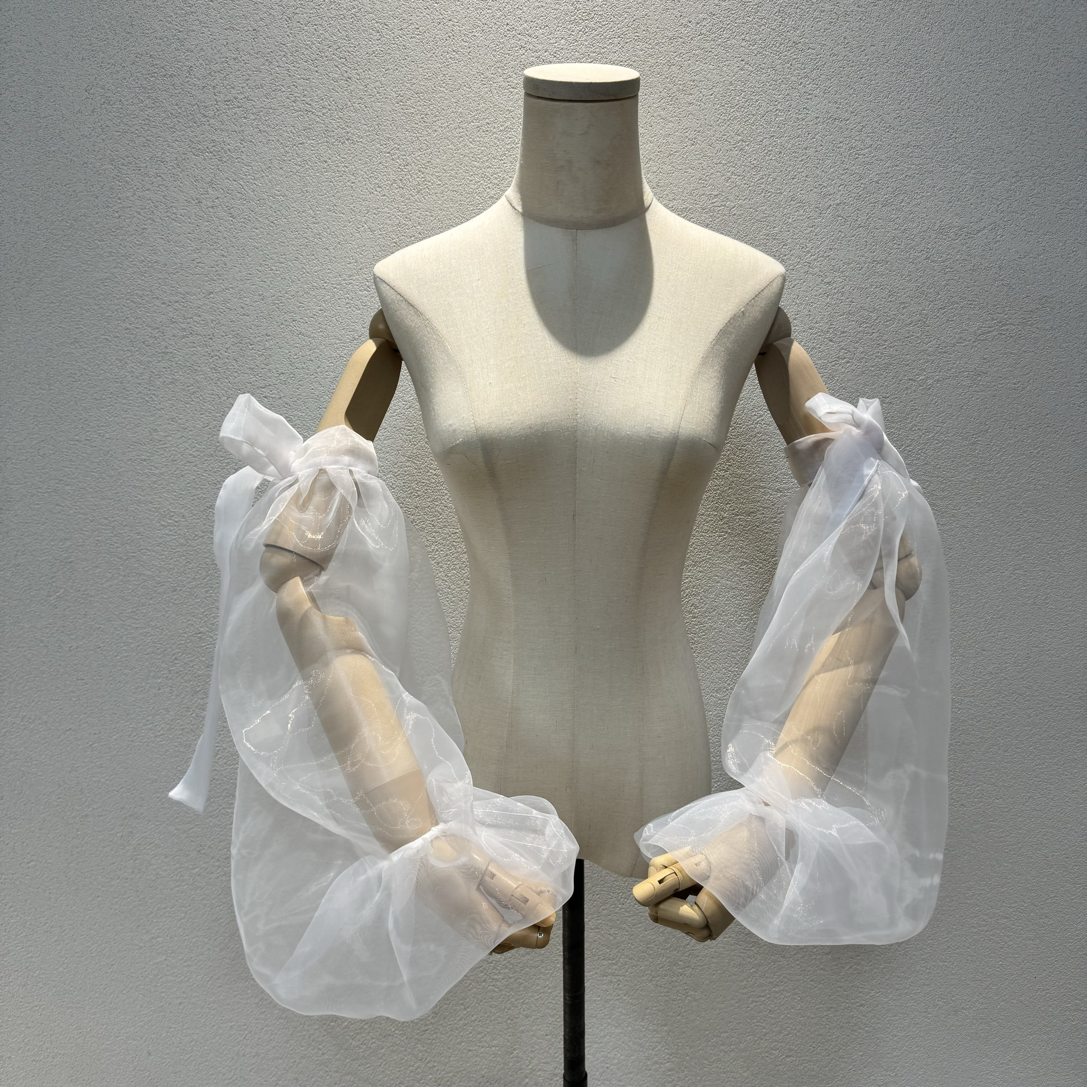 送料無料！二の腕カバー　ボリューム　ホワイト　オーガンジー　シースルー袖　高品質保証　結婚式花嫁披露宴お呼ばれ高級感溢れ