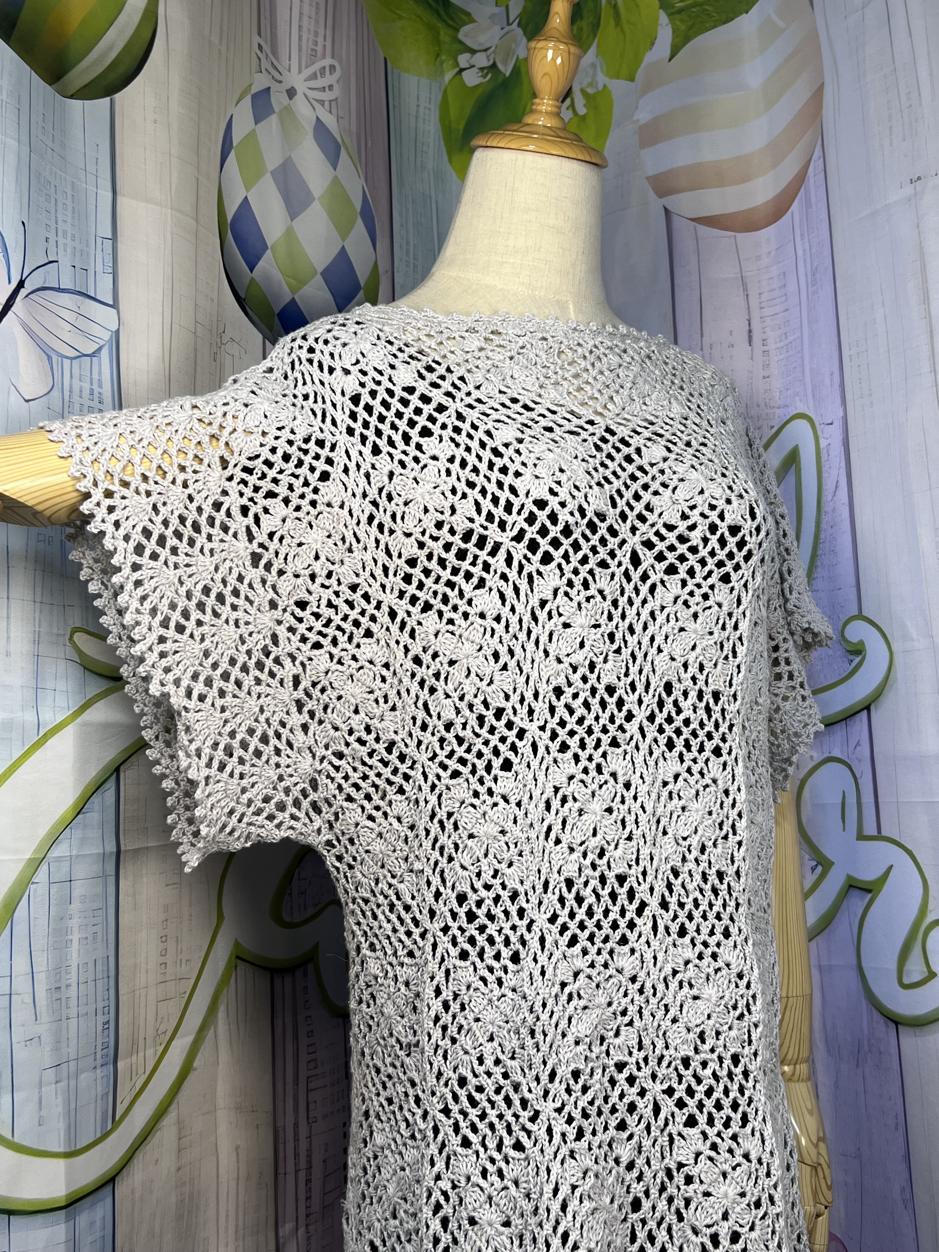 ライトグレーのレースワンピース