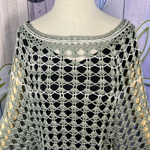 オリーブグリーンのレースポンチョ ニット・セーター knit house