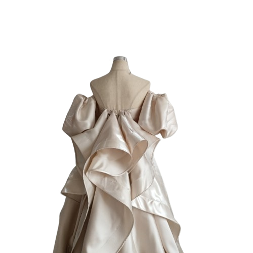 上品ウエディングドレス スタイリッシュなバックスタイル ベアトップ  