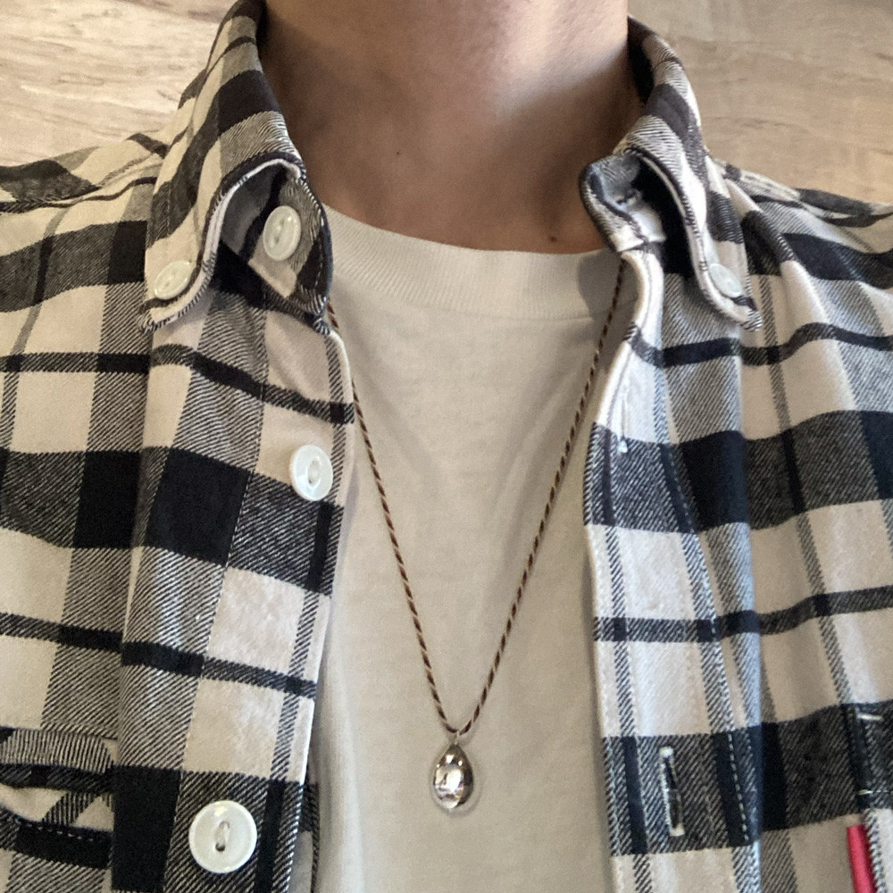 シンプルな銀の塊のペンダントです「ティアドロップ ペンダント」