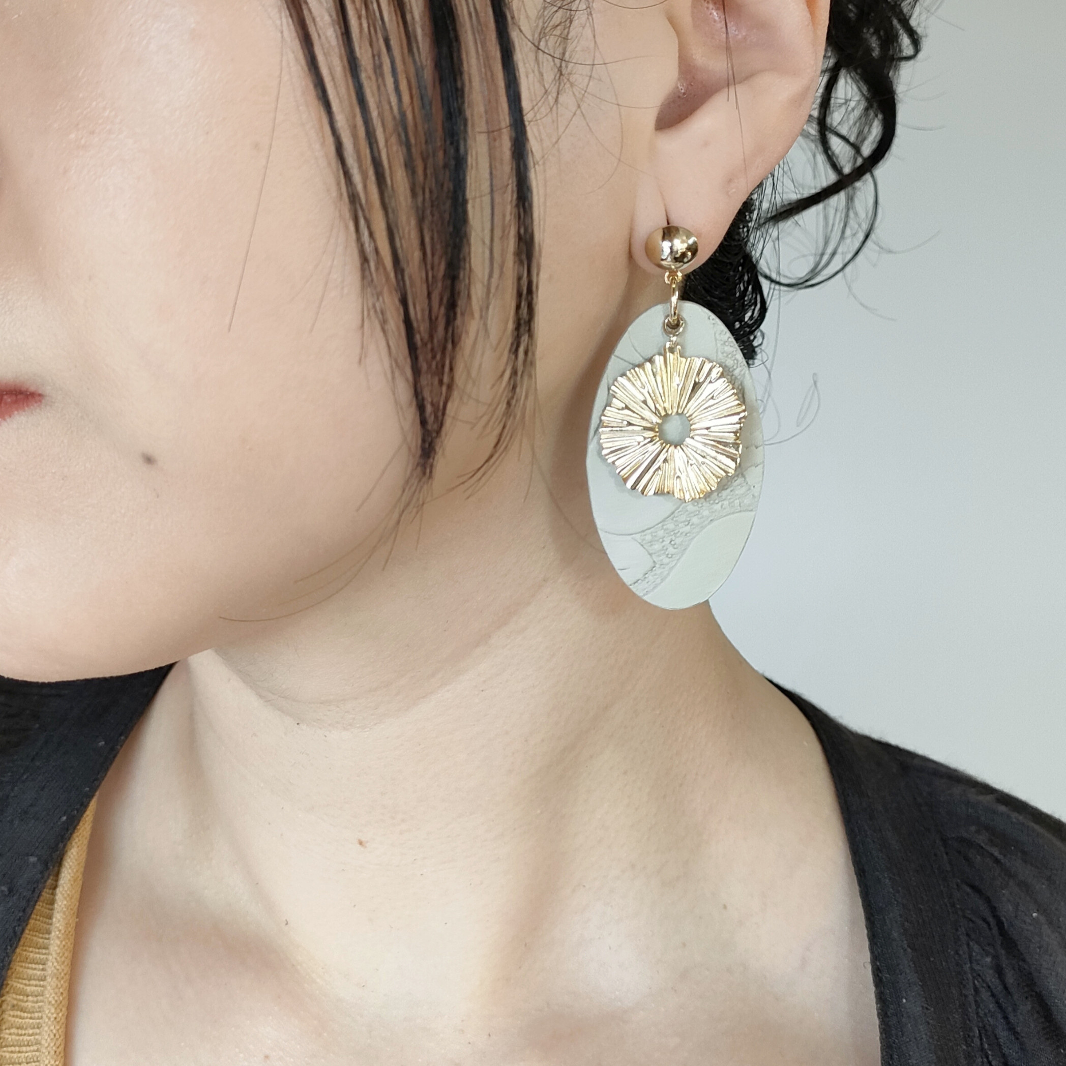 【NEW COLOR／IVORY(アイボリー)】オーバル型/フラワーチャーム ピアス　ゴールド(イヤリング変更可)