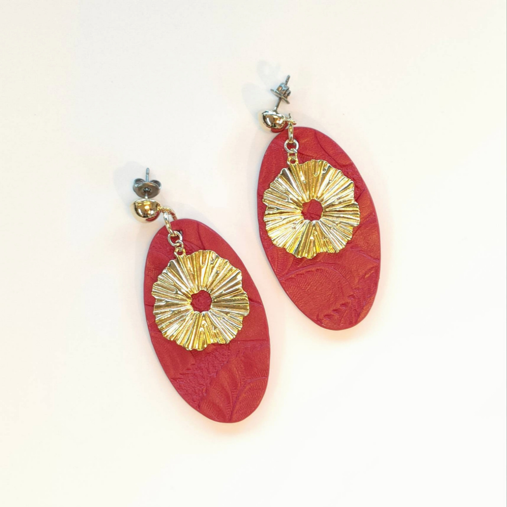 【NEW COLOR／RED(レッド)】オーバル型/フラワーチャーム ピアス　ゴールド(イヤリング変更可)