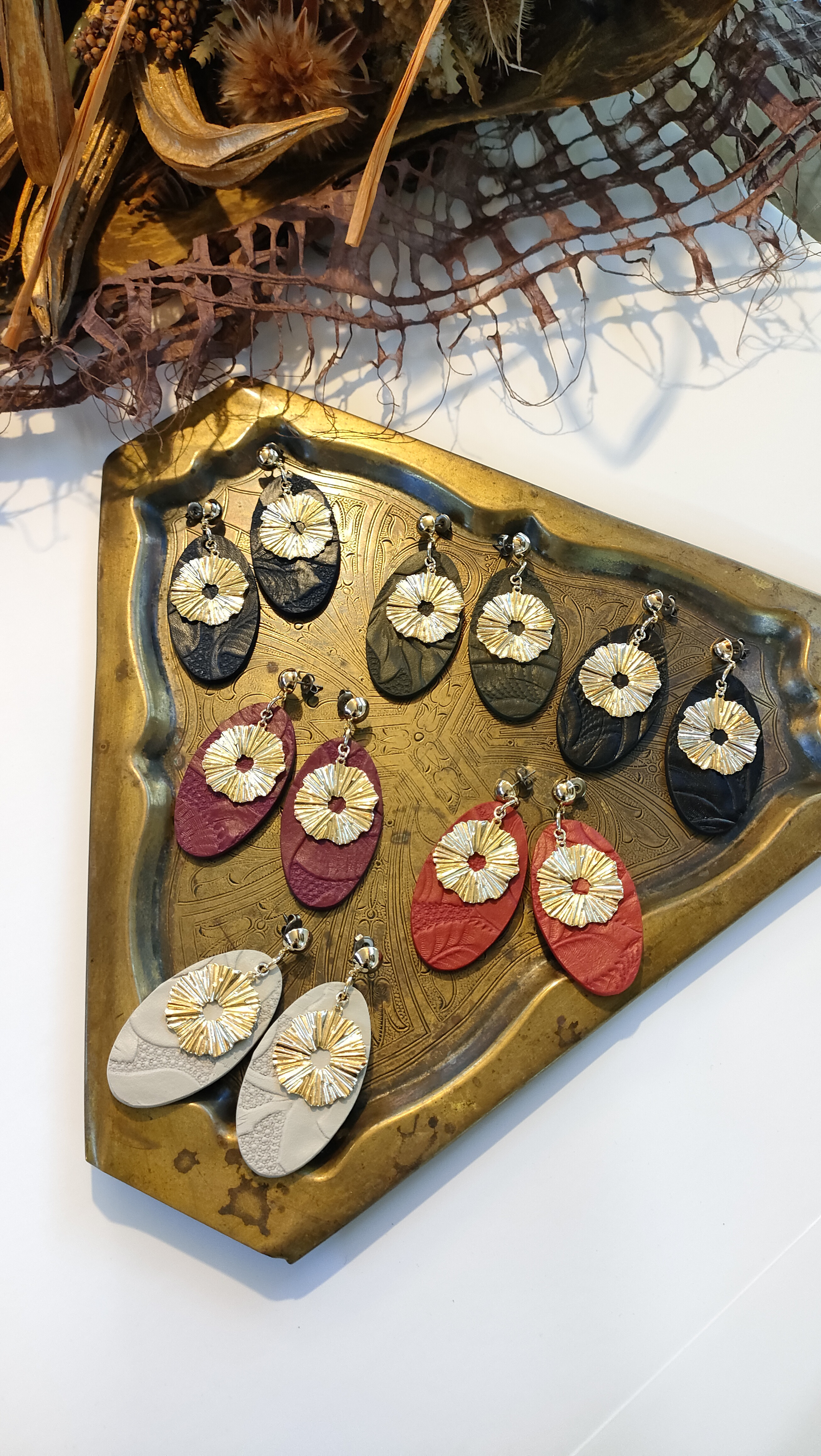 【NEW COLOR／RED(レッド)】オーバル型/フラワーチャーム ピアス　ゴールド(イヤリング変更可)