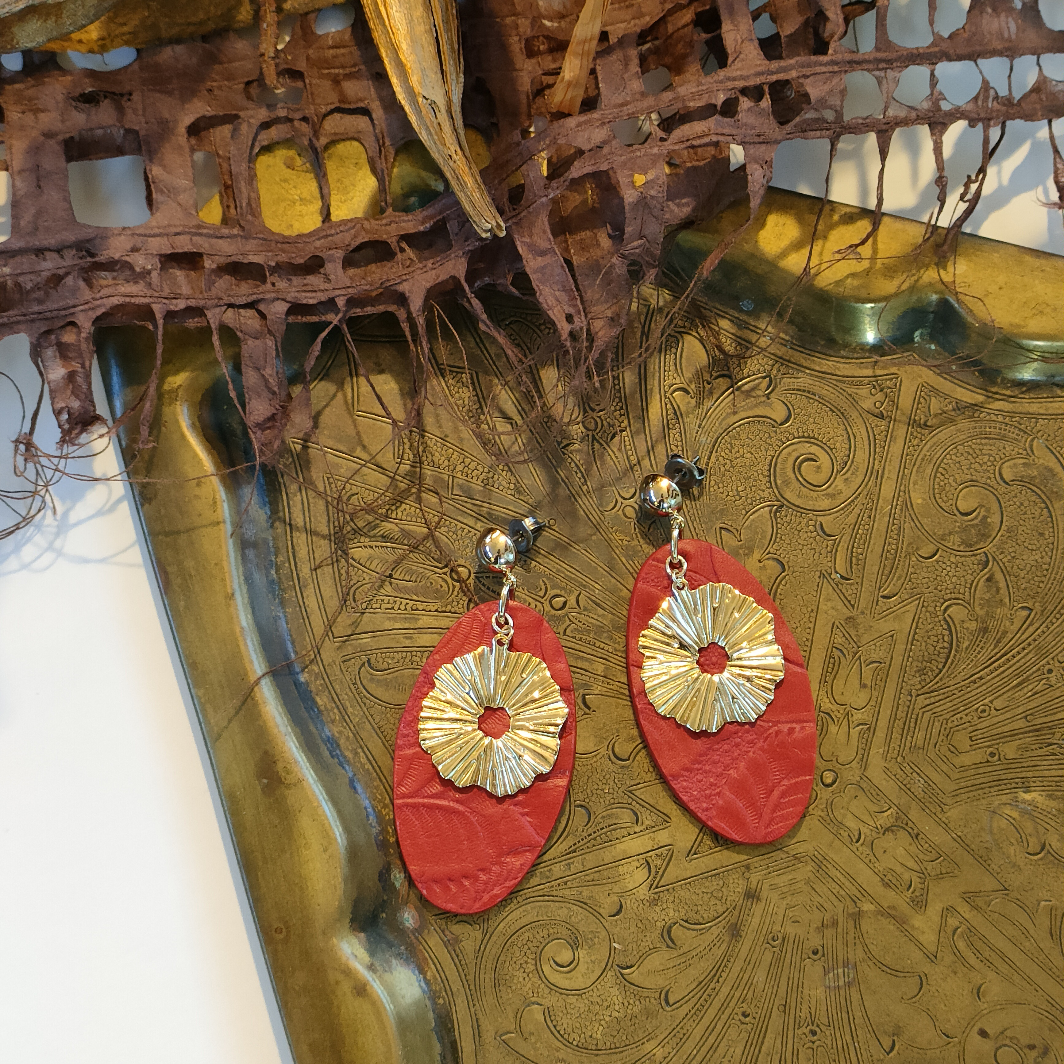 【NEW COLOR／RED(レッド)】オーバル型/フラワーチャーム ピアス　ゴールド(イヤリング変更可)