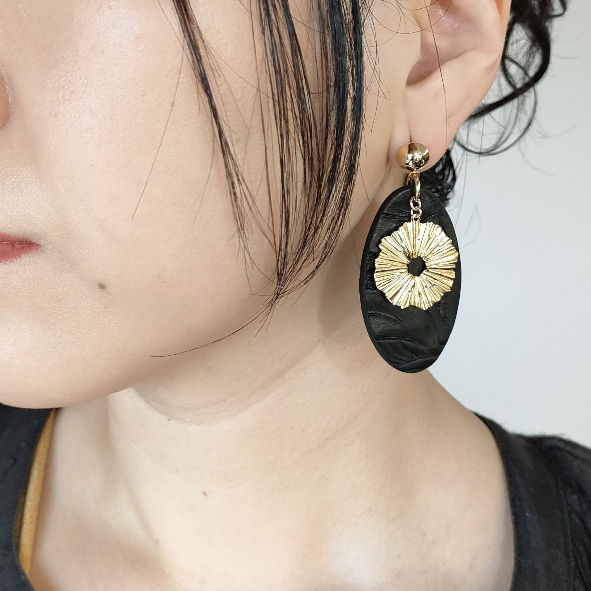 【NEW COLOR／BLACK(ブラック)】オーバル型/フラワーチャーム ピアス　ゴールド(イヤリング変更可)