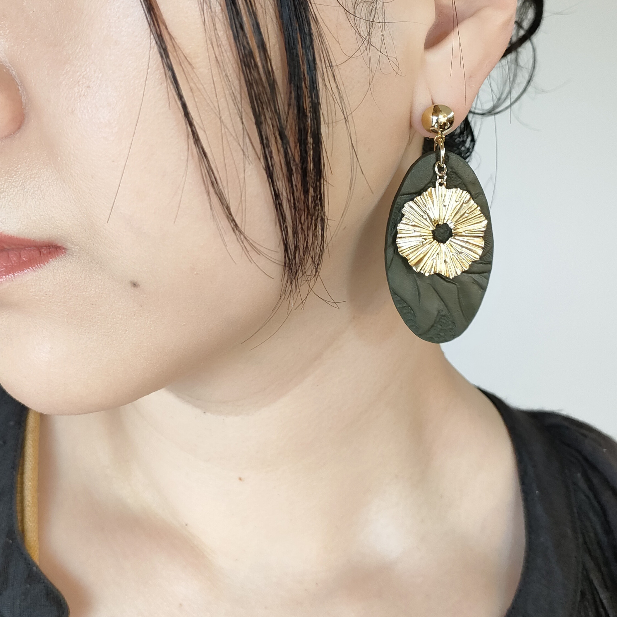 【NEW COLOR／KHAKI(カーキ)】オーバル型/フラワーチャーム ピアス　ゴールド(イヤリング変更可)