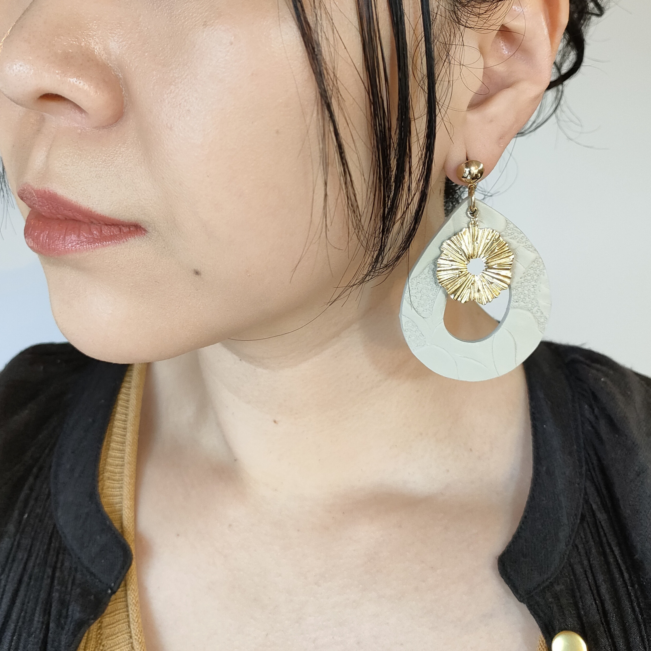 【NEW COLOR／IVORY(アイボリー)】ドロップ型/フラワーチャーム ピアス大　ゴールド(イヤリング変更可)