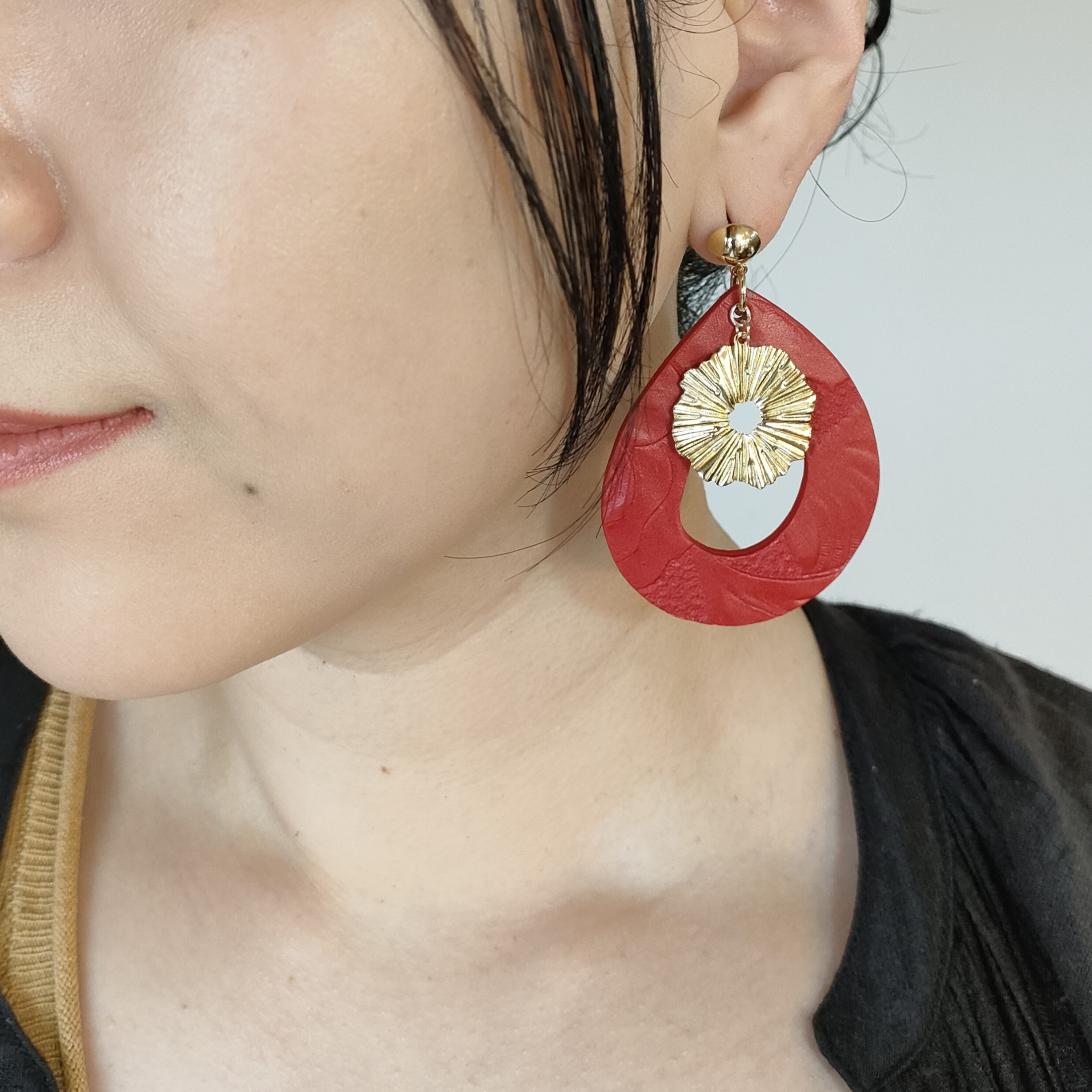 【NEW COLOR／RED(レッド)】ドロップ型/フラワーチャーム ピアス大　ゴールド(イヤリング変更可)