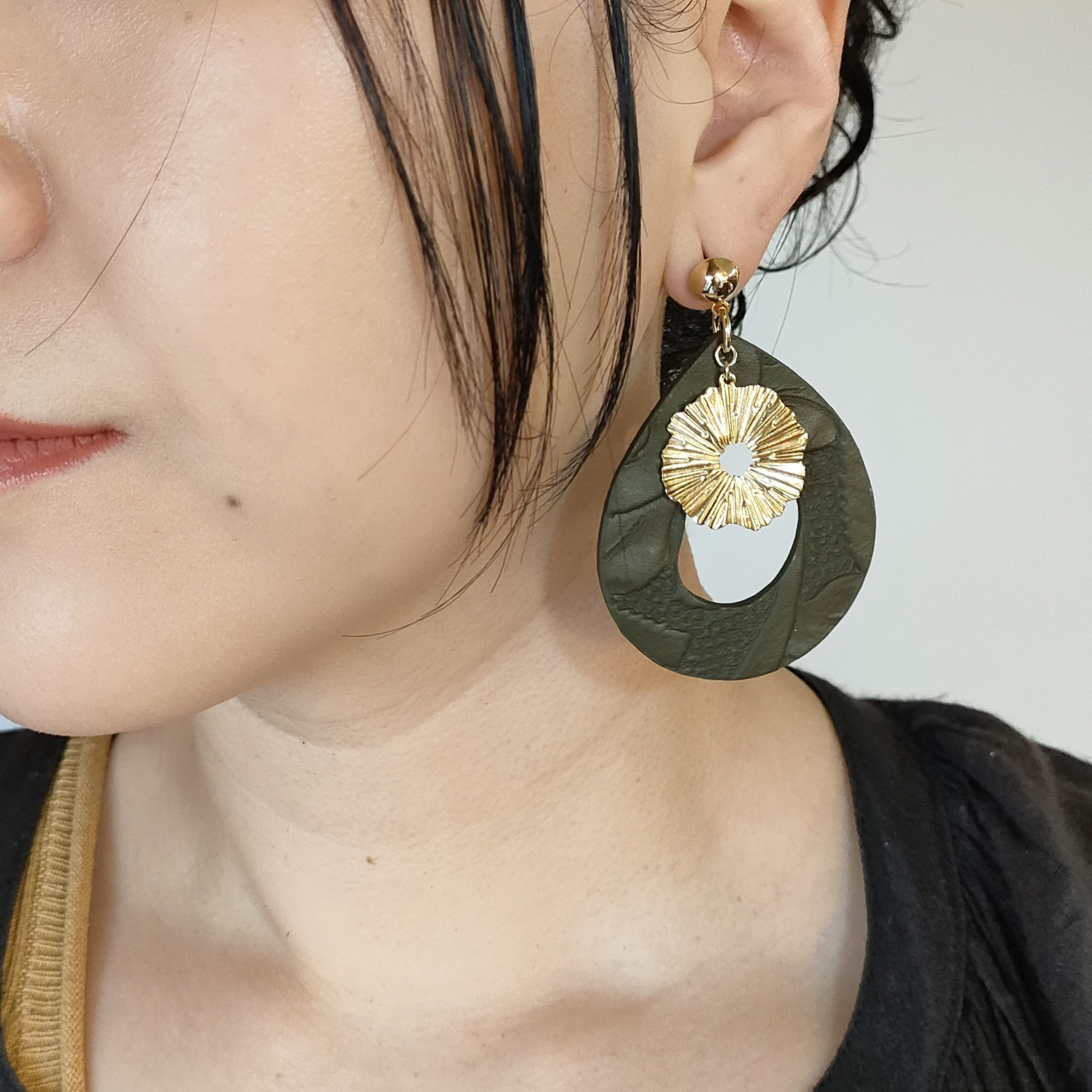 【NEW COLOR／KHAKI(カーキ)】ドロップ型/フラワーチャーム ピアス大　ゴールド(イヤリング変更可)