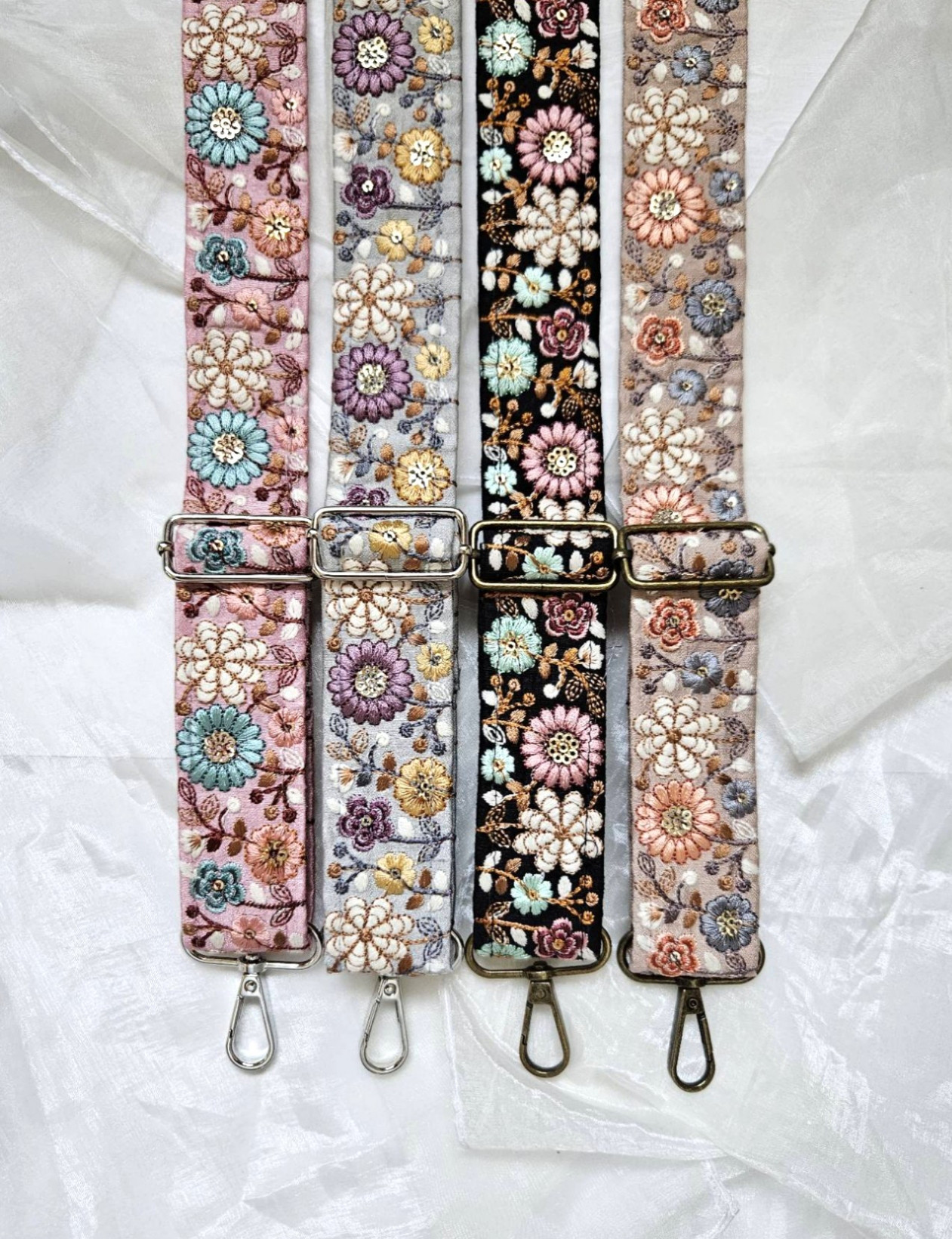 れ*ゃ様 リトルサンダーのチャーム付き♡スマホショルダ♡インド刺繍＆コヤンイサム ストラップショルダー インド刺繍リボン スマホショルダー