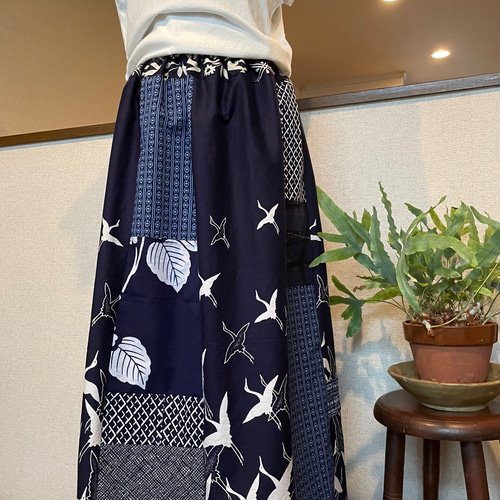 ネイビーとベージュの花柄ラップスカート着物　浴衣リメイク巻きスカート ネイビーとベージュの花柄ラップスカート着物浴衣リメイク巻き
