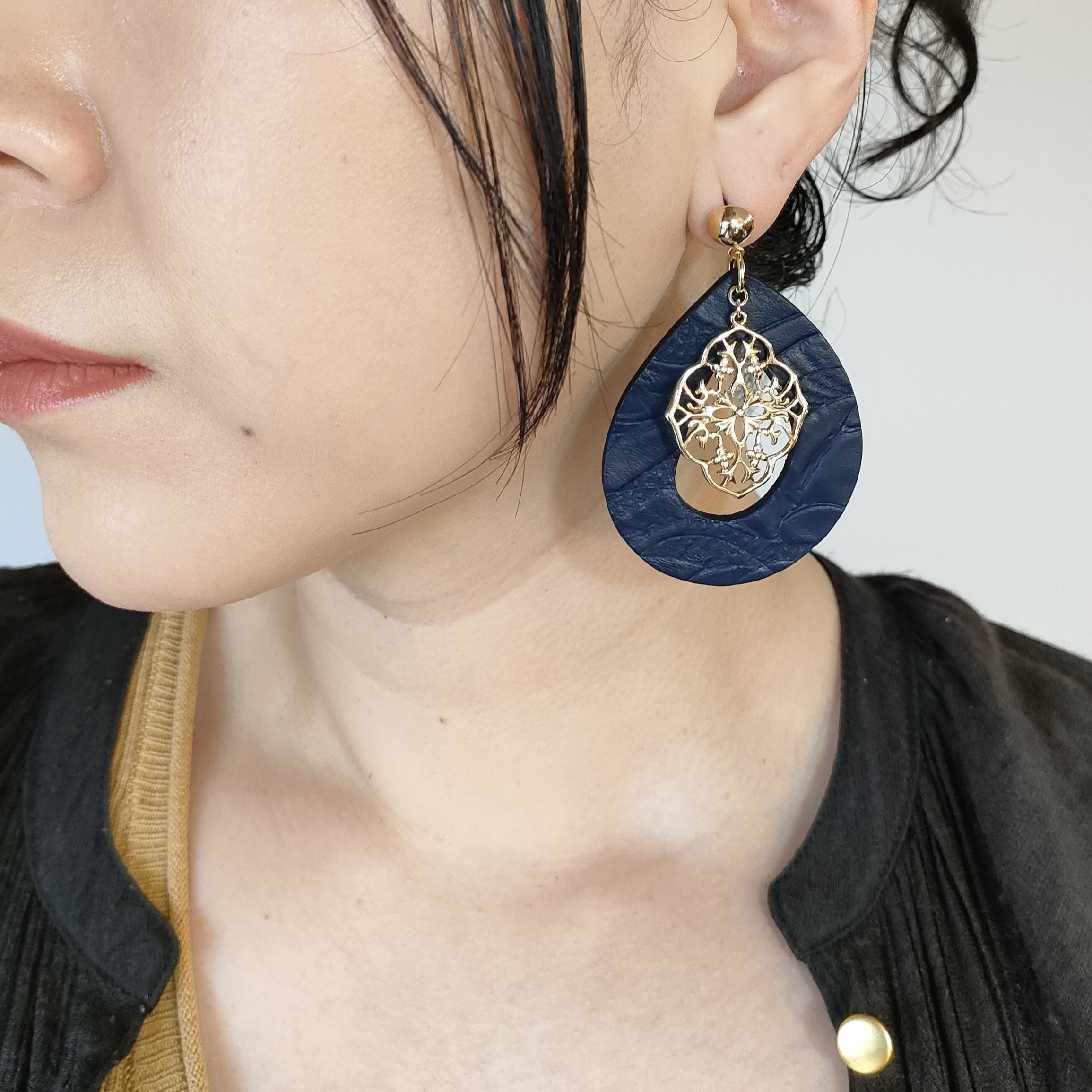 【NEW COLOR／NAVY(ネイビー)】ドロップ型/透かしチャーム 大ぶりピアス　ゴールド(イヤリング変更可)