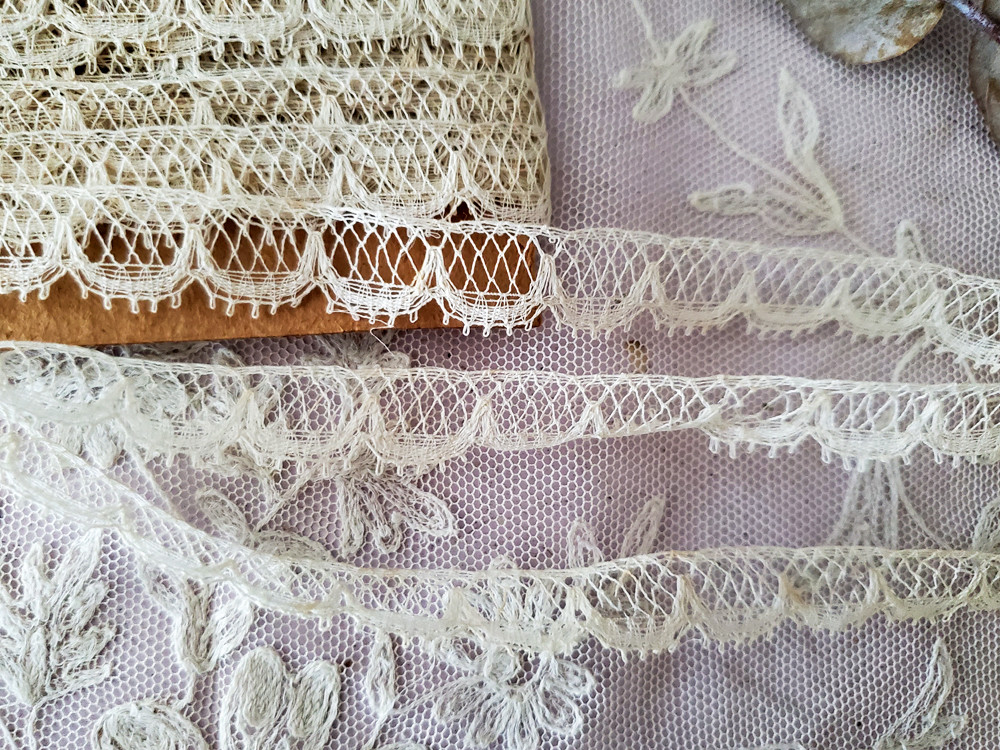 アンティーク インディゴ西洋花更紗アップリケ＆レース装飾付 ブルー