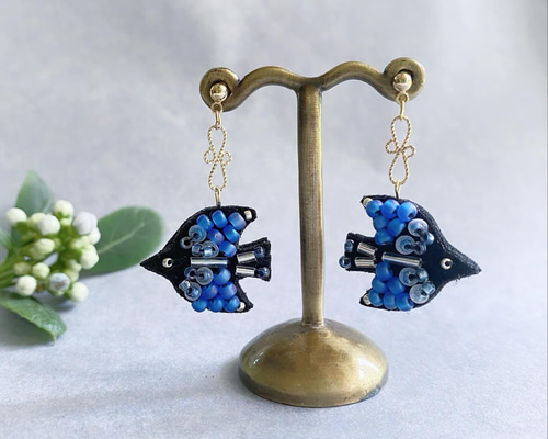 33 ブローチシリーズ青い鳥　ハンドメイド　ピアスorイヤリング 33 ブローチシリーズ青い鳥 ハンドメイド ピアスorイヤリング 【青い鳥
