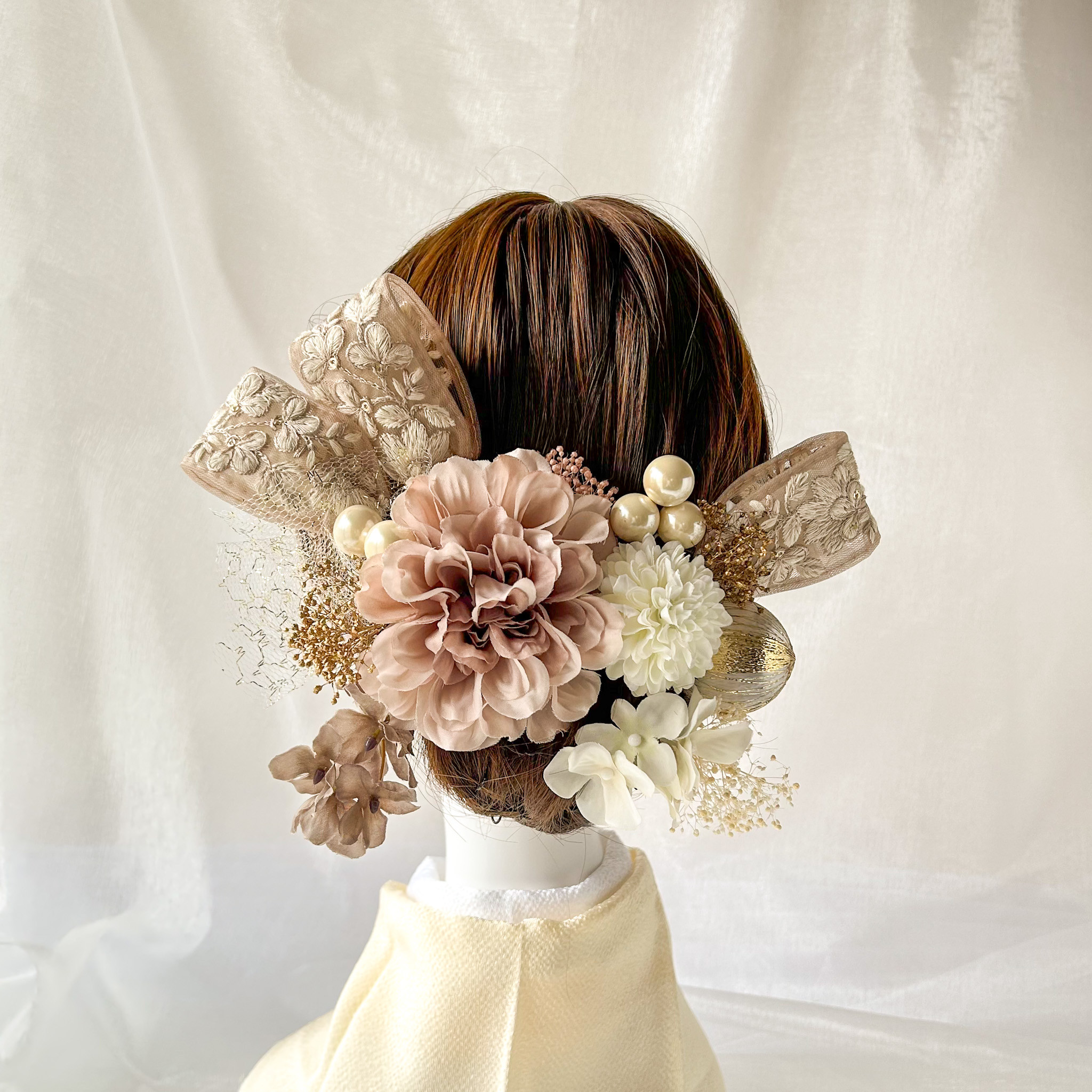 【成人式・結婚式】くすみピンク ダリア髪飾り｜刺繡リボンと気品のヘッドドレス　和装ドレス兼用　上品髪飾り　凛と