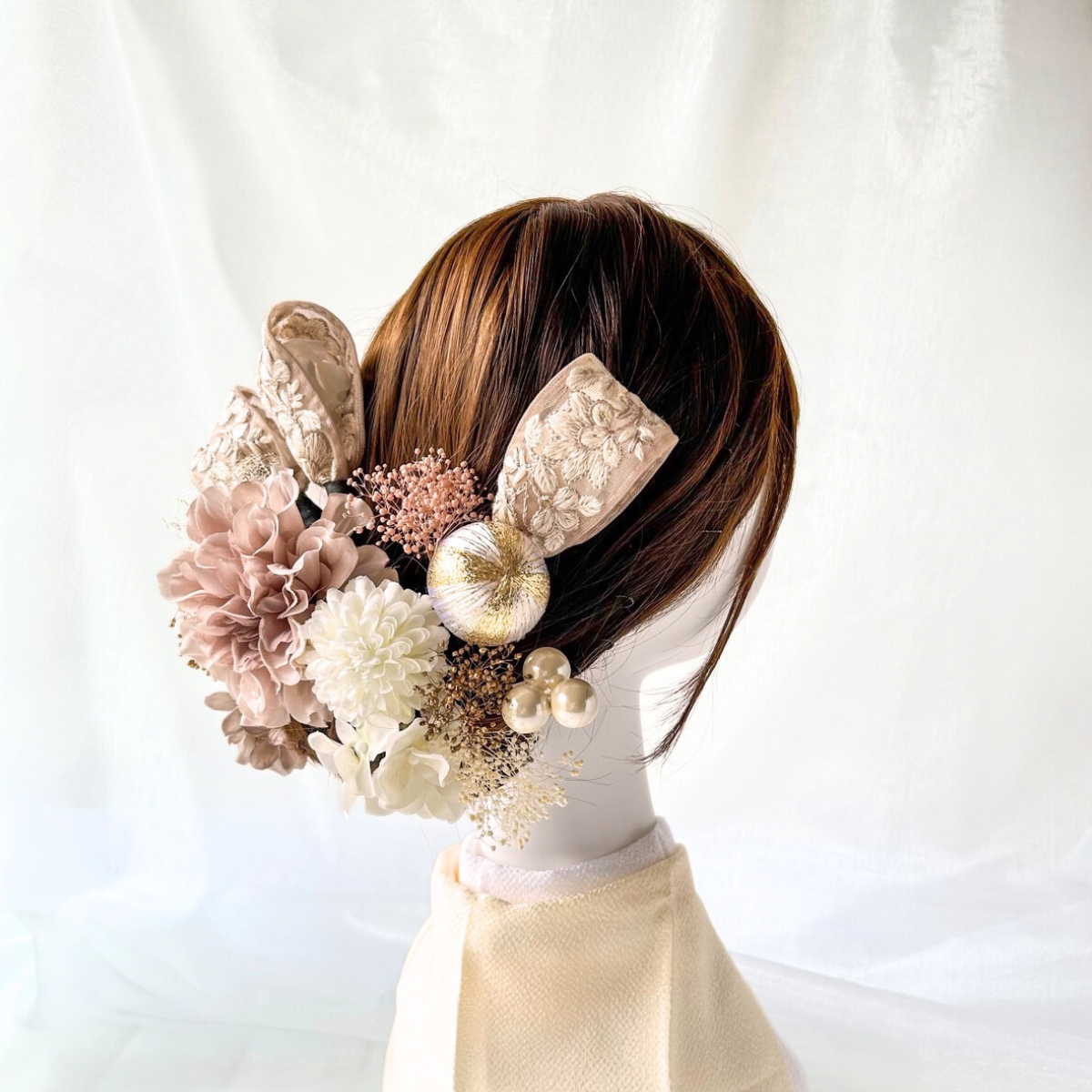 【成人式・結婚式】くすみピンク ダリア髪飾り｜刺繡リボンと気品のヘッドドレス　和装ドレス兼用　上品髪飾り　凛と