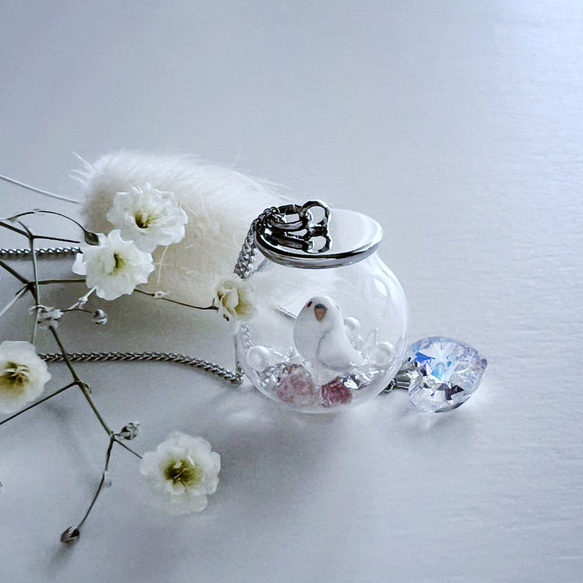 インコのガラスドームネックレス・セキセイインコ・アルビノ 2枚目の画像