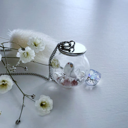 インコのガラスドームネックレス・セキセイインコ・アルビノ 3枚目の画像