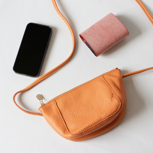 新品！ショルダーバッグ！ポシェット！オレンジ！ 新品】魔女の宅急便 キキ ショルダー バッグ ポシェット オレンジ