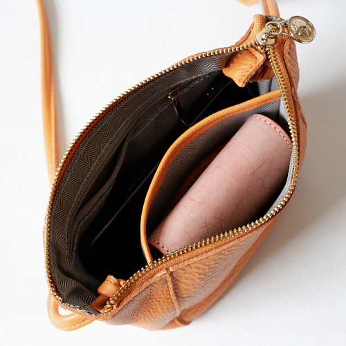 新品！ショルダーバッグ！ポシェット！オレンジ！ 新品】魔女の宅急便 キキ ショルダー バッグ ポシェット オレンジ