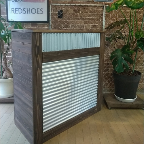 鉄と無垢材で組み上げたガルバリウムレジカウンター レジ台 受付け