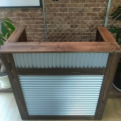 鉄と無垢材で組み上げたガルバリウムレジカウンター レジ台 受付け