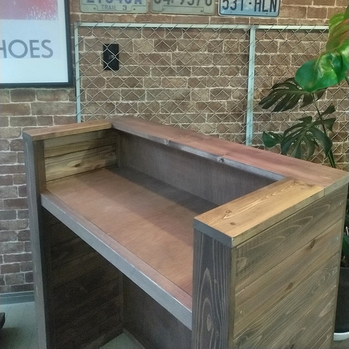 鉄と無垢材で組み上げたガルバリウムレジカウンター レジ台 受付け