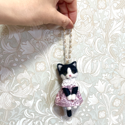 羊毛フェルト猫ちゃんバッグチャーム ハチワレ 羊毛フェルト