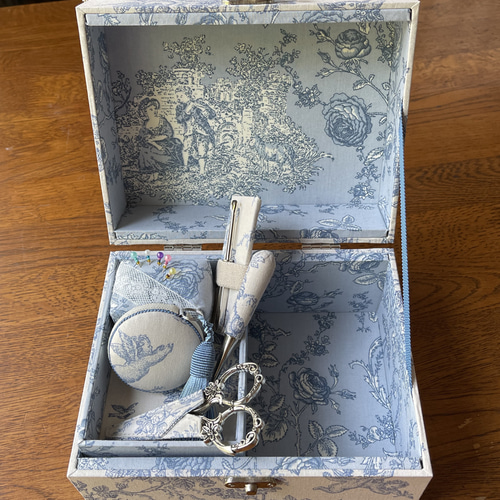 カルトナージュ裁縫箱(中) 天使と薔薇　小物達も可愛い‼️ カルトナージュ裁縫箱(中) 天使と薔薇 小物達も可愛い‼️ - メルカリ