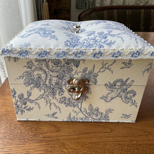 カルトナージュ裁縫箱(中) 天使と薔薇　小物達も可愛い‼️ カルトナージュ裁縫箱(中) 天使と薔薇 小物達も可愛い‼️ - メルカリ