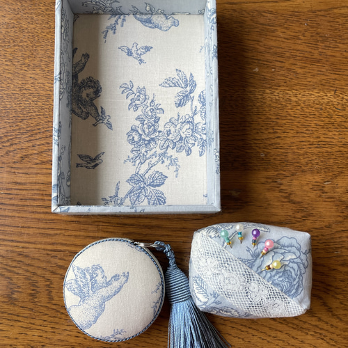 カルトナージュ裁縫箱(中) 天使と薔薇　小物達も可愛い‼️ カルトナージュ裁縫箱(中) 天使と薔薇 小物達も可愛い‼️ - メルカリ