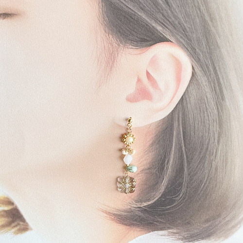 チェコガラスのCollection Flowerピアスorイヤリング＊ブルー  