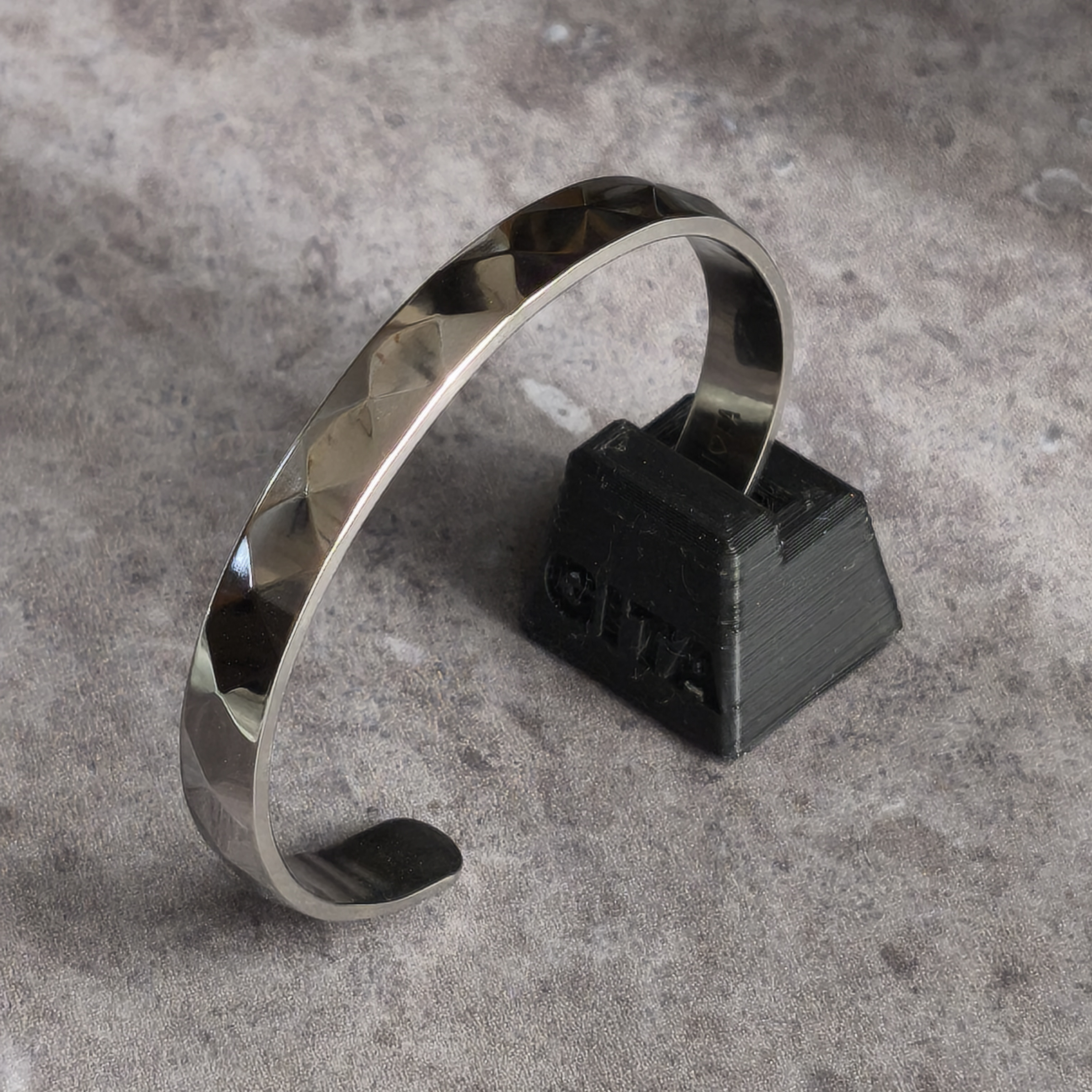 純チタンバングル　『菱～HISHI』 金属アレルギー対応【受注製作】ユニセックス 7,800円