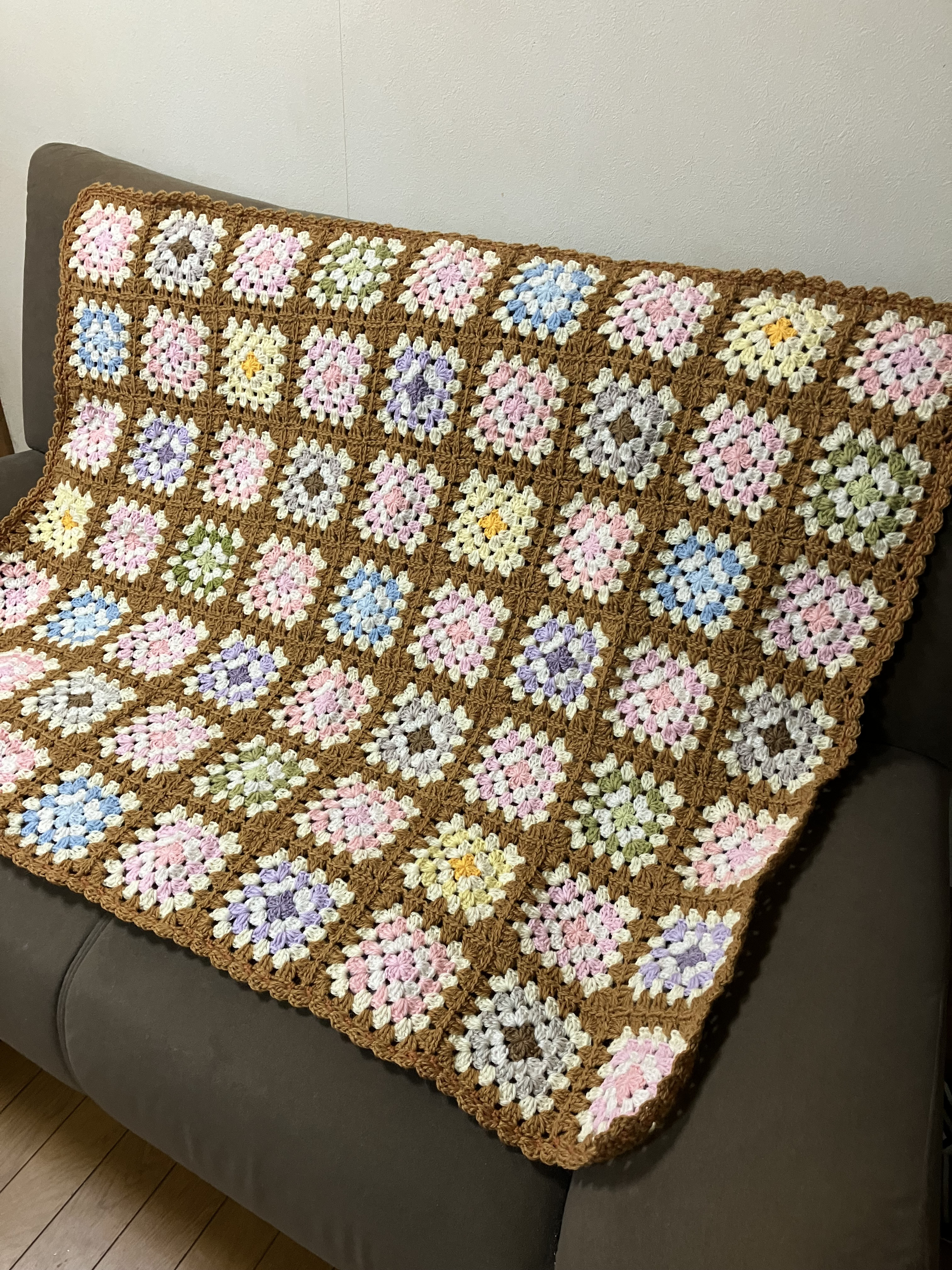 送料無料　手編みのマルチカバー(キャメル色　1点限100❎126)