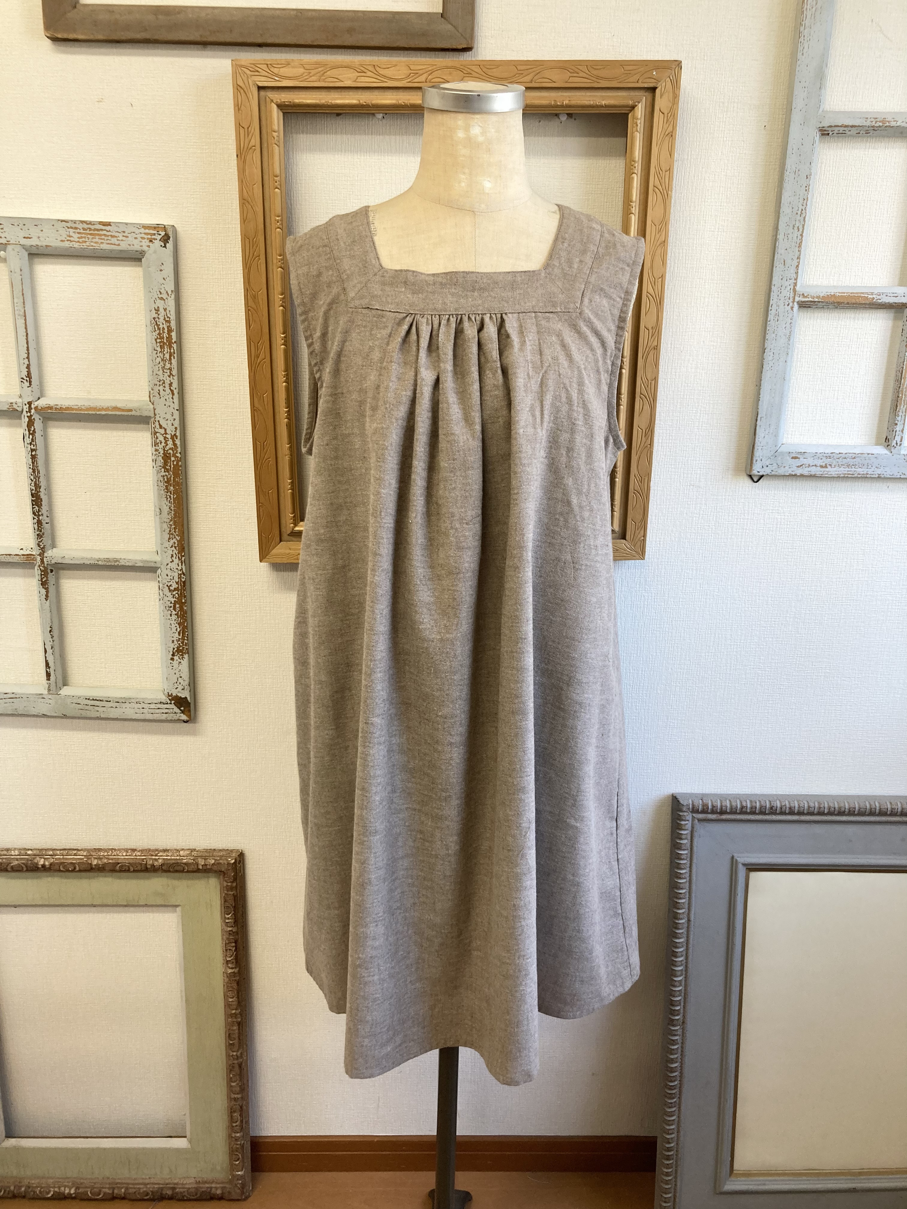 セール価格★訳ありB品❤️スクエア首のギャザーノースリーブワンピース ブラウンベージュ（サイズフリー L）